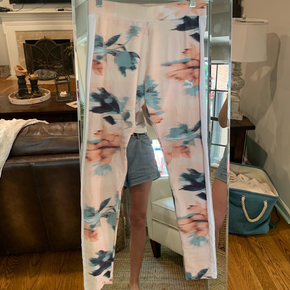 pink leggings with abstract detail & white stripe